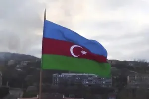 Quốc kỳ Azerbaijan bay trên một tòa nhà tại khu vực ly khai Nagorno-Karabakh, ngày 9-11.