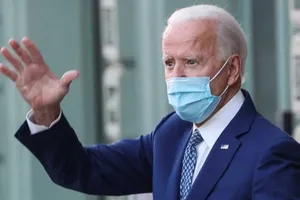 Tổng thống đắc cử Joe Biden vẫy tay chào các phóng viên sau khi tham dự cuộc họp với các thành viên trong Ban cố vấn về vấn đề COVID-19 tại TP Wilmington, ngày 9-11.