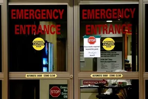 Lối vào phòng cấp cứu của Bệnh viện Avera St Luke. Ảnh: REUTERS 