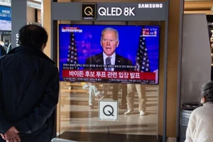 Tổng thống Hàn Quốc Moon Jae-in phát biểu chúc mừng ông Joe Biden đắc cử Tổng thống Mỹ qua truyền hình. Ảnh: REUTERS