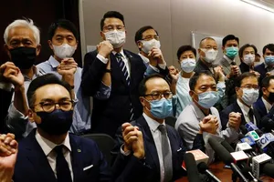 Các nghị sĩ đối lập Hong Kong trong buổi họp báo tuyên bố từ chức hôm 11-11.