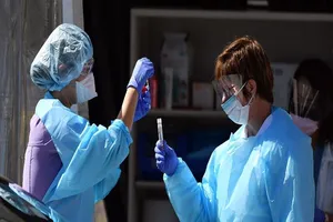 Các nhân viên y tế đang tiến hành lấy mẫu xét nghiệm.