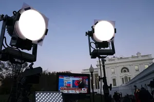 Ảnh minh họa - Giới truyền thông túc trực đưa tin ở bên ngoài Nhà Trắng hôm 6-11. Ảnh: AP