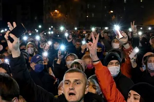 Nhiều người Belarus tại nơi anh Roman Bondarenko bị bắt giữ để phản đối các hành động của chính quyền liên quan tới cái chết của anh này. Ảnh: AFP