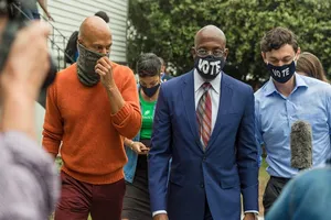 Hai đảng viên Dân chủ ở Georgia tranh cử Thượng viện là ông Raphael G. Warnock (ở giữa) và ông Jon Ossoff (bên phải). Ảnh: NEW YORK TIMES 