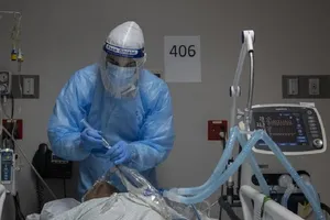 Một bệnh nhân COVID-19 nặng được điều trị trong một phòng chăm sóc đặc biệt ở TP Houston, Texas (Mỹ). Ảnh: BLOOMBERG