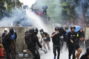 Cảnh sát dùng vòi rồng giản tán người biểu tình bên ngoài quốc hội. Ảnh: Wichan Charoenkiatpakul