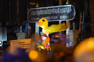 Phía trước trụ sở cảnh sát Bangkok vào tối hôm 18-11. Ảnh: AP