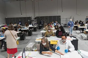 Các nhân viên bầu cử tại TP Lawrenceville (bang Georgia) kiểm lại phiếu bầu bằng tay trong đợt kiểm phiếu thứ hai. Ảnh: GETTY