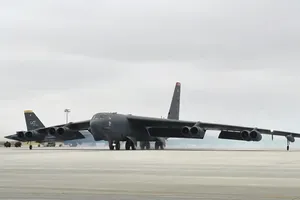Các máy bay B-52H Stratofortress khi chuẩn bị cất cánh từ căn cứ không quân Minot (Mỹ) tới Trung Đông hôm 21-11. Ảnh chụp màn hình TWITTER