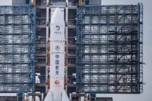 Tên lửa đẩyTrường Chinh 5 mang tàu thăm dò Hằng Nga 5 trên đầu. Ảnh: CNN