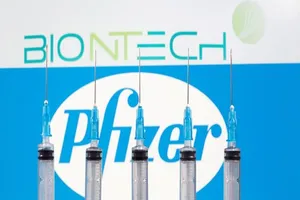 Logo tập đoàn dược phẩm Mỹ Pfizer và công ty công nghệ sinh học Đức BioNTech.