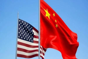 Quốc kỳ Mỹ (trái) và quốc kỳ Trung Quốc (phải).