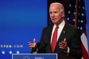Tổng thống tân cử Mỹ Joe Biden nói chuyện với các phóng viên sau cuộc họp trực tuyến ở Wilmington, Delaware, ngày 19-11.