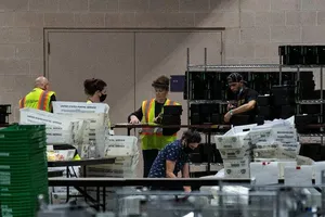 Nhân viên bầu cử đếm phiếu bầu tại Trung tâm Hội nghị Philadelphia.