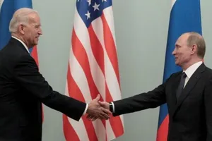 Thủ tướng Nga Vladimir Putin bắt tay cựu Phó Tổng thống Mỹ Joe Biden trong cuộc gặp tại Moscow vào ngày 10-3-2011.
