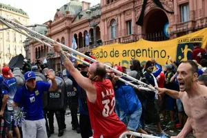 Mặc COVID-19, dân Argentina đổ ra đường tiễn đưa Maradona