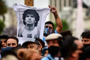 Người dân Argentina đau buồn trước sự ra đi của "Cậu bé vàng" Diego Maradona. Ảnh: NBC NEWS