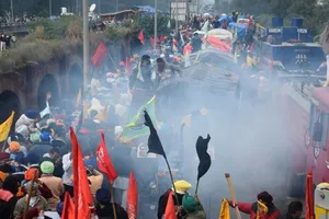 Nông dân từ bang Punjab và Haryana tiến về thủ đô biểu tình phản đối các đạo luật nông nghiệp mới nhưng bị chặn lại bên ngoài New Delhi hôm 27-11. Ảnh: AFP