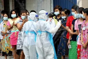 Các nhân viên y tế ở TP Klang, bang Selangor (Malaysia) lấy mẫu xét nghiệm COVID-19 cho các công nhân ở địa phương. Ảnh: REUTERS