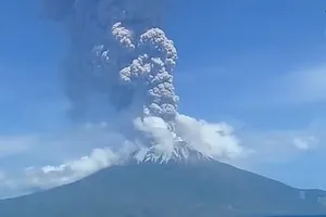 Núi lửa Eli Lewotolok ở Indonesia phun trào hôm 29-11.