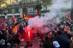 Người dân Pháp xuống đường biểu tình phản đối dự luật an ninh mới và hành vi bạo lực của cảnh sát.