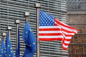 Cờ Mỹ và cờ EU treo tại trụ sở EU ở TP Brussels (Bỉ). Ảnh: REUTERS