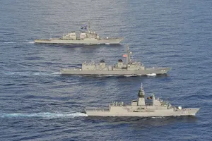 Các tàu Úc, Nhật, Mỹ (từ gần tới xa) diễn tập tự do hàng hải ở Biển Đông hồi tháng 10. 
