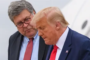 Bộ trưởng Tư pháp Mỹ William Barr (trái) trao đổi với Tổng thống Donald Trump (phải) trong một phiên làm việc ở Nhà Trắng hồi tháng 10-2019. Ảnh: REUTERS 