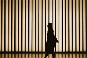 Nhiều người trẻ Nhật Bản lựa chọn sự nghiệp hơn là duy trì mối quan hệ tình cảm. Ảnh: GETTY IMAGES