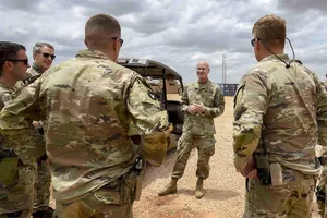 Một nhóm binh lính thuộc lực lượng đặc nhiệm hỗn hợp của Mỹ ở khu vực Sừng châu Phi đóng tại Somalia. Ảnh: AP