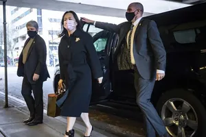 Bà Mạnh Vãn Châu bước vào Tòa án Tối cao tỉnh British Columbia (Canada) tham gia phiên tòa hồi tháng 11. Ảnh: AP