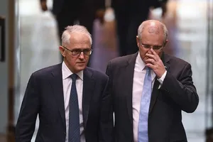 Thủ tướng Úc Scott Morrison (phải) và người tiền nhiệm Malcolm Turnbull (trái). Ảnh: AFP