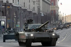 Xe tăng T-14 Armata tham gia buổi tổng duyệt chuẩn bị cho lễ duyệt binh năm 2019 nhân kỷ niệm Ngày Chiến thắng 9-5. Ảnh: AP