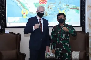 Quyền Bộ trưởng Quốc phòng Mỹ Christopher Miller (trái) trong cuộc gặp với Tư lệnh Quân đội Indonesia Hadi Tjahjanto (phải) hôm 7-12. Ảnh: AFP