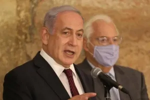 Thủ tướng Israel Benjamin Netanyahu (trái) và Đại sứ Mỹ tại Israel David Friedman (phải) tại ngày khai mạc lễ Giáng sinh ở Israel, hôm 10-12.