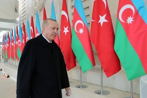 Tổng thống Thổ Nhĩ Kỳ Tayyip Erdogan đến dự lễ duyệt binh đánh dấu chiến thắng trong cuộc xung đột Nagorno-Karabakh, ở Baku, Azerbaijan ngày 10-12.