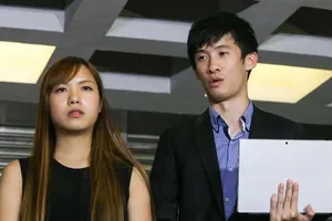 Ông Baggio Leung Chung-hang (Lương Tụng Hằng - phải) và đồng minh chính trị là bà Yau Wai-chinh (Du Huệ Trinh - trái). Ảnh: SCMP