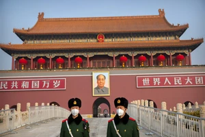 Quân đội Trung Quốc trước Quảng trường Thiên An Môn. Ảnh: AP