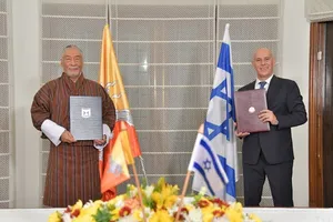 Đại sứ Israel Ron Malka và Đại sứ Bhutan Vetsop Namgyel ký thỏa thuận thiết lập quan hệ ngoại giao Israel-Bhutan hôm 12-12. Ảnh: THE TIMES OF ISRAEL