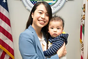 Bà Jocelyn Yow - tân Thị trưởng TP Eastvale (California, Mỹ) - và con trai. Ảnh: CBS