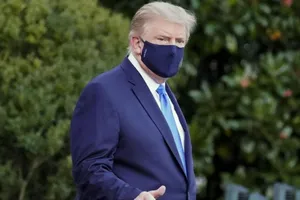 Tổng thống Mỹ Donald Trump đeo khẩu trang.