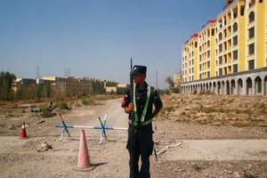 Quân đội Trung Quốc trước trại cải tạo tại Tân Cương. Ảnh: REUTERS