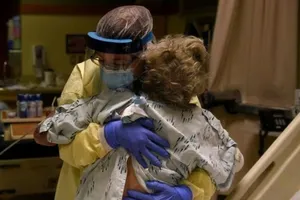 Nhân viên y tế chuẩn bị làm thủ tục xuất viện cho một bệnh nhân đã được cách ly sau khi tiếp xúc với người nhiễm COVID-19 tại một bệnh viện ở Lakin, Kansas, vào ngày 19-11.