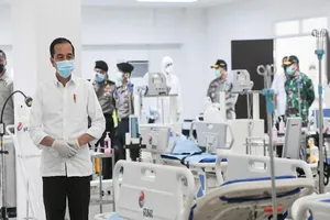Tổng thống Indonesia Joko Widodo thị sát việc chăm sóc bệnh nhân nhiễm COVID-19 tại một bệnh viện khẩn cấp ở Jakarta.