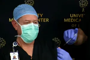 Một y tá ở TP El Paso, Texas (Mỹ) được tiêm ngừa COVID-19 nhưng mũi tiêm bị cho là không chứa vaccine. Ảnh: KFOXTV