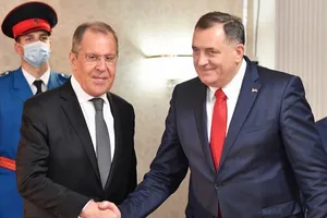 Ngoại trưởng Nga Sergey Lavrov (trái) và lãnh đạo người Serbia tại BiH Milorad Dodik (phải). Ảnh: AFP