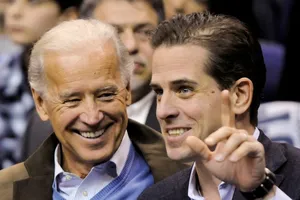 Tổng thống đắc cử Mỹ Joe Biden (trái) và con trai Hunter Biden (phải). Ảnh: REUTERS