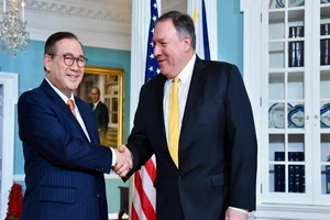 Ông Locsin (trái) và ông Pompeo. Ảnh: INFO