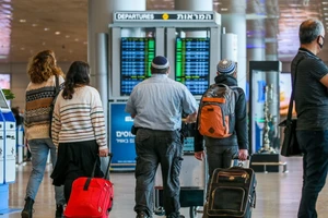 Hành khách tại sân bay Brighton City thuộc TP Brighton, Anh ngày 16-12. Ảnh: BBC